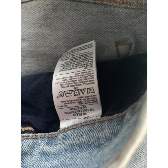 Button-Fly Light Wash Denim Jeans - Picture 6 of 6